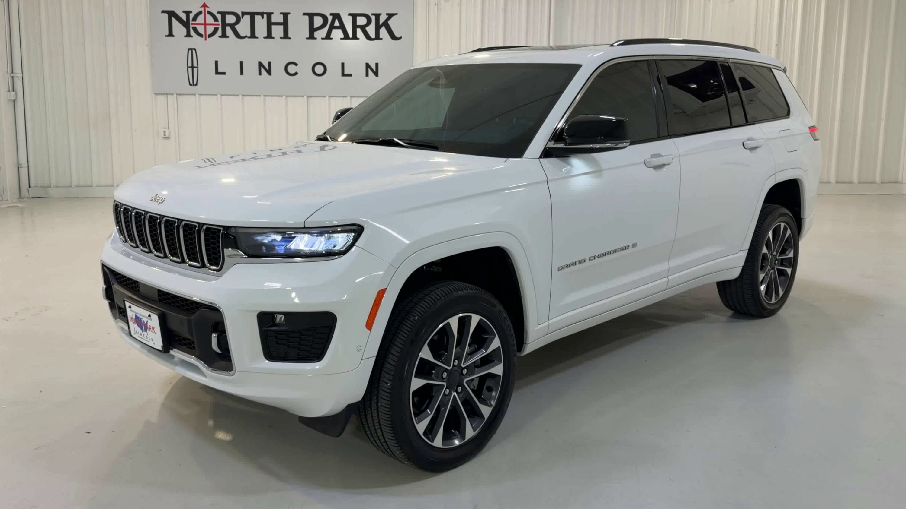 Used 2025 Jeep Grand Cherokee L Overland AWD/4WD image 5