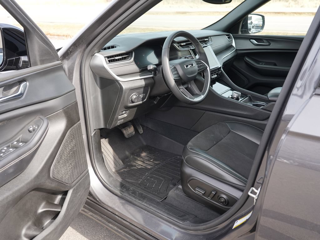 Used 2024 Jeep Grand Cherokee Altitude AWD/4WD image 13