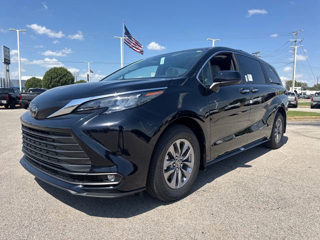New 2026 Toyota Sienna XLE image 2