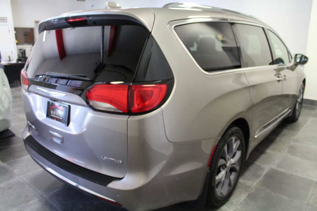 Used 2018 Chrysler Pacifica Limited w/ Tire & Wheel Group FWD image 6