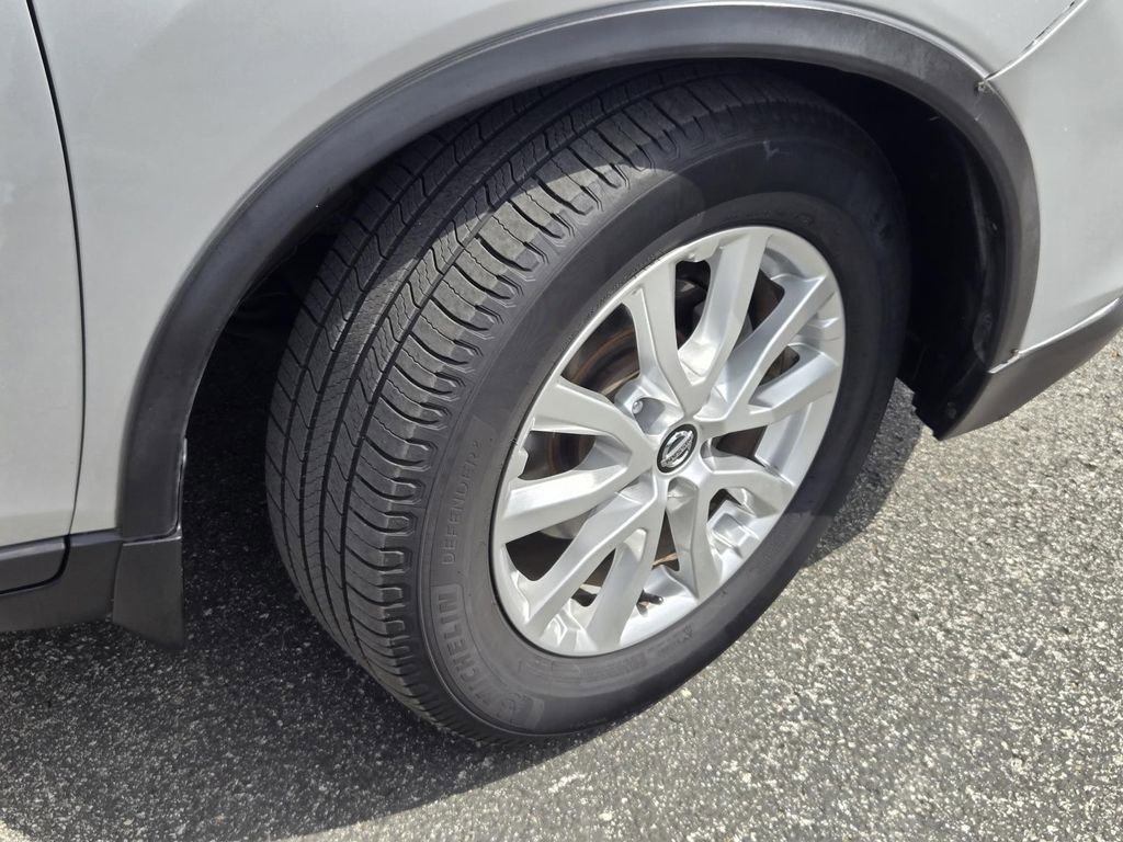 Used 2018 Nissan Rogue SV w/ Premium Package FWD image 6