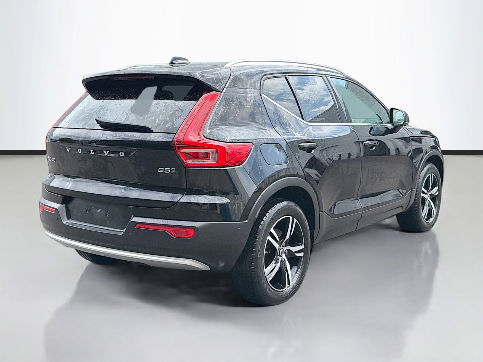 Used 2023 Volvo XC40 B5 Plus AWD/4WD image 5