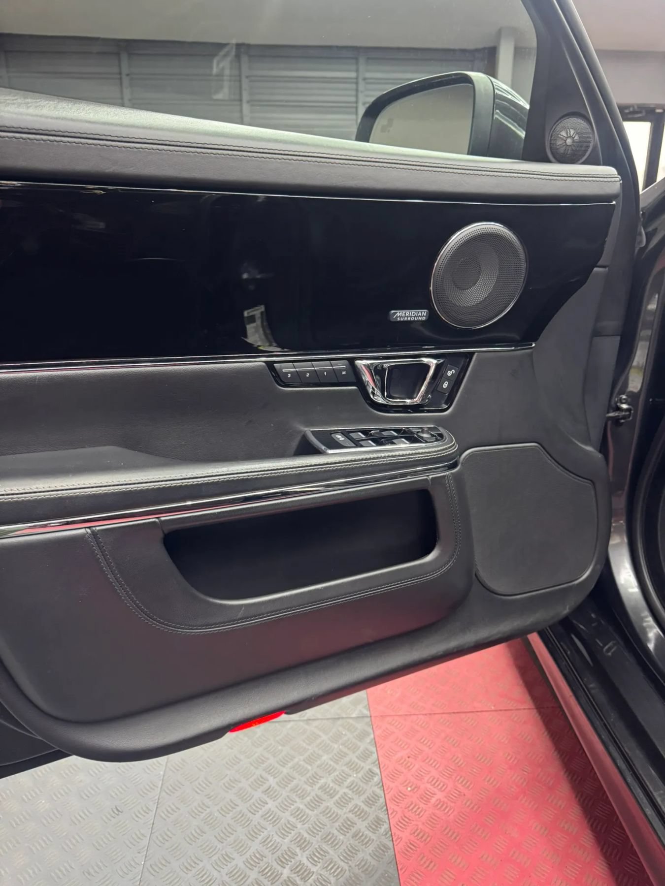 Used 2015 Jaguar XJ RWD image 12