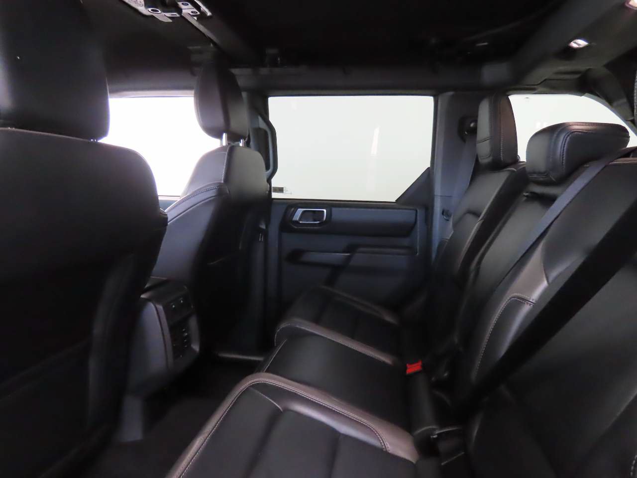 Used 2025 Ford Bronco Outer Banks AWD/4WD image 16