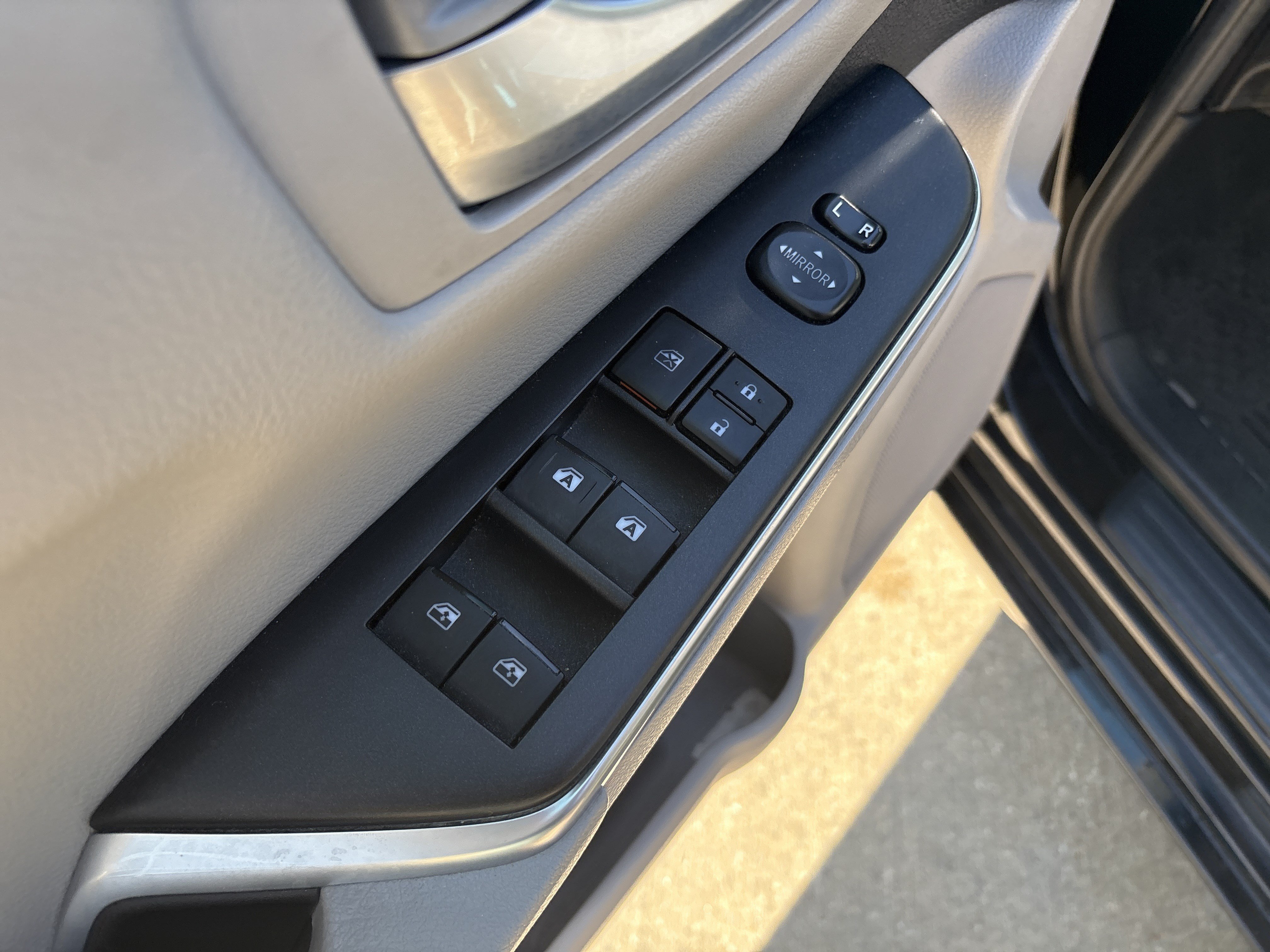 Used 2016 Toyota Camry SE FWD image 15