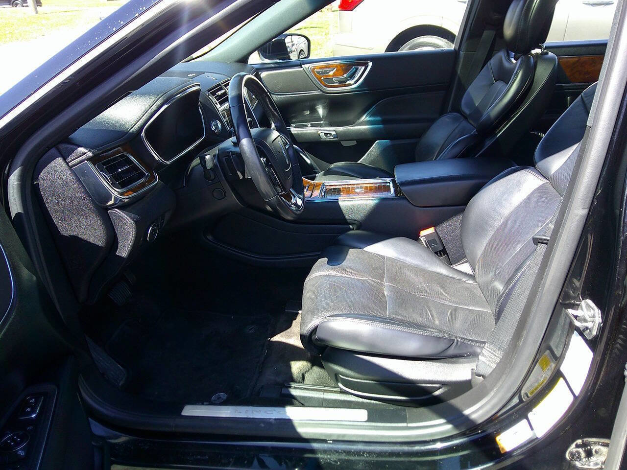 Used 2018 Lincoln Continental Select w/ Continental Climate Package image 9