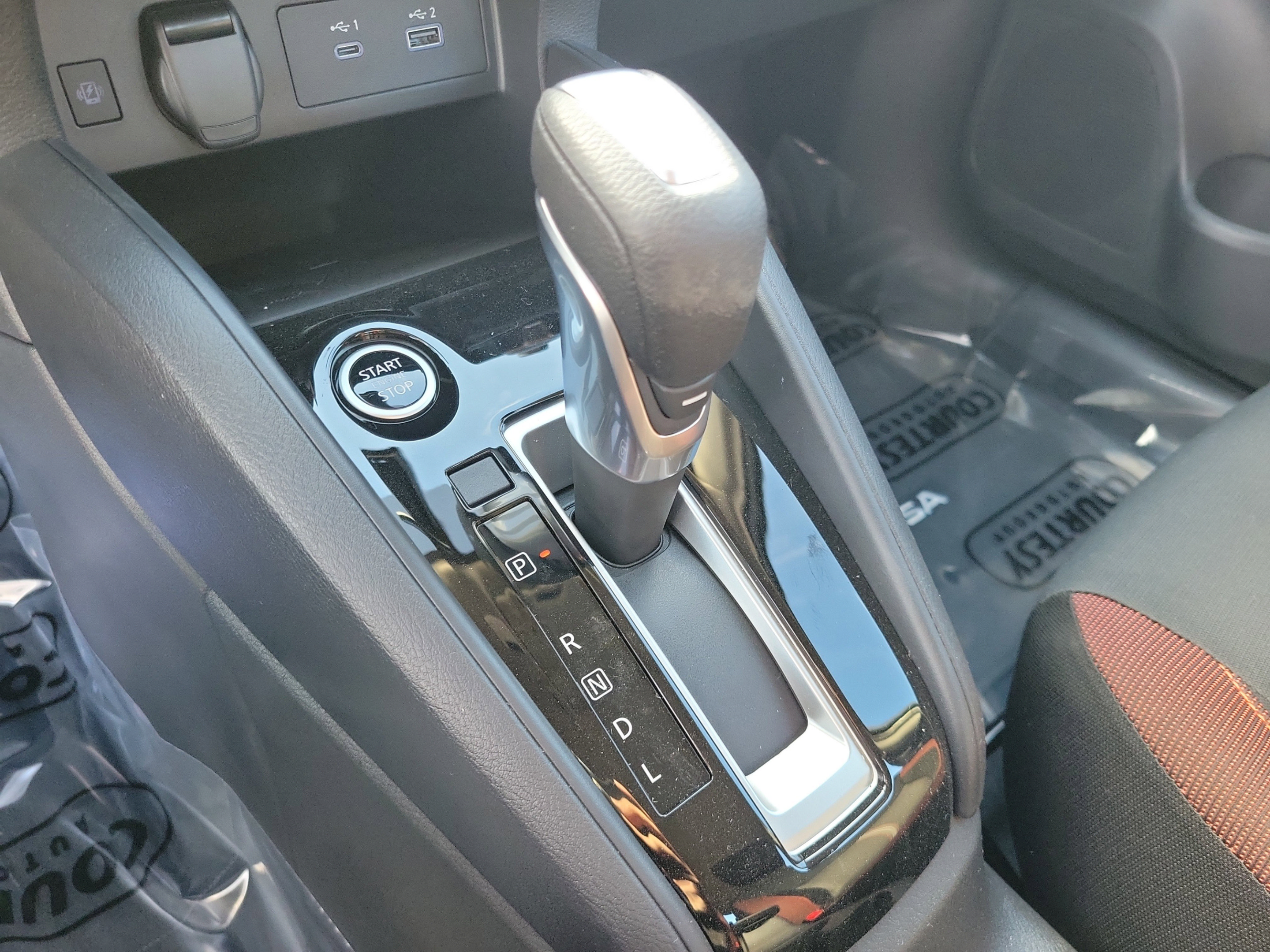 New 2025 Nissan Versa SR w/ Trunk Package FWD image 28