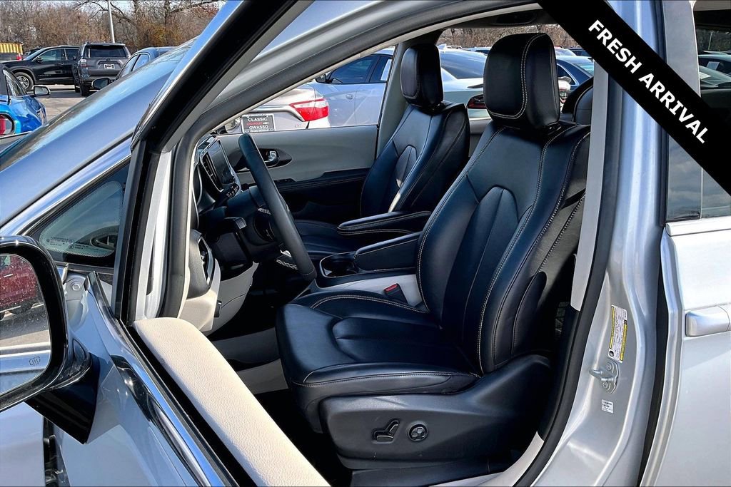Used 2024 Chrysler Pacifica Touring-L image 20