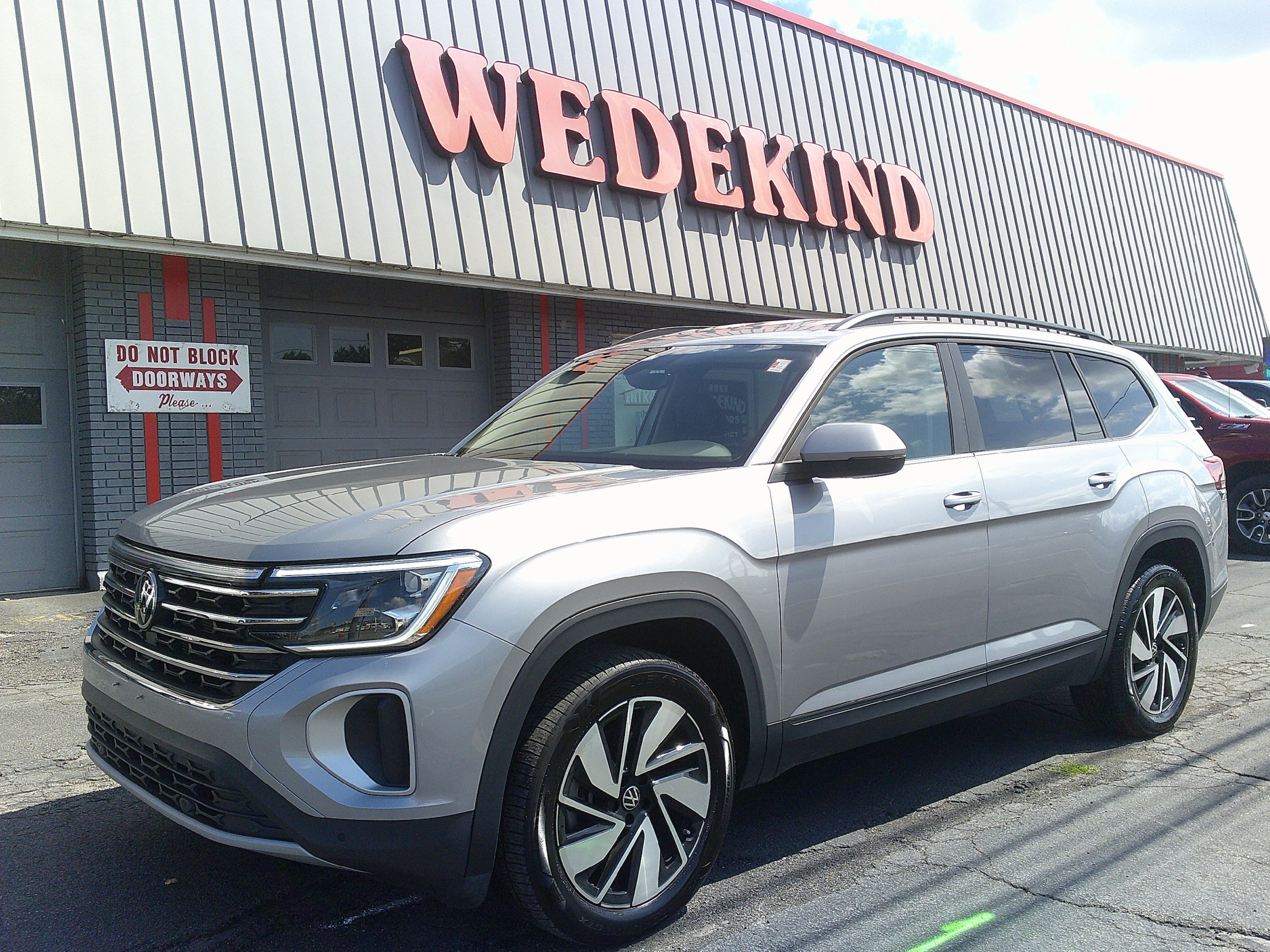 Used 2025 Volkswagen Atlas SE AWD/4WD image 1