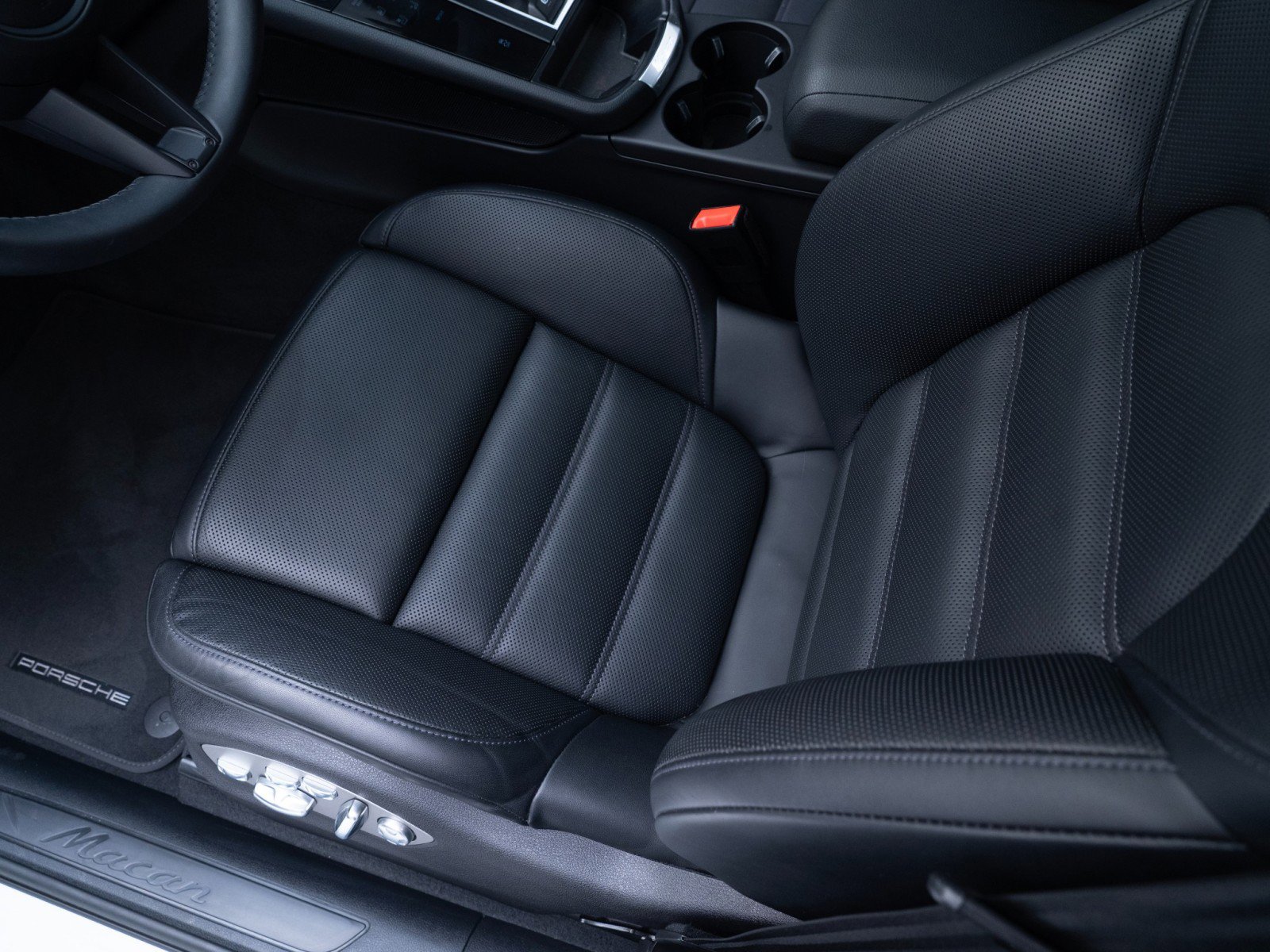 Certified 2025 Porsche Macan image 16