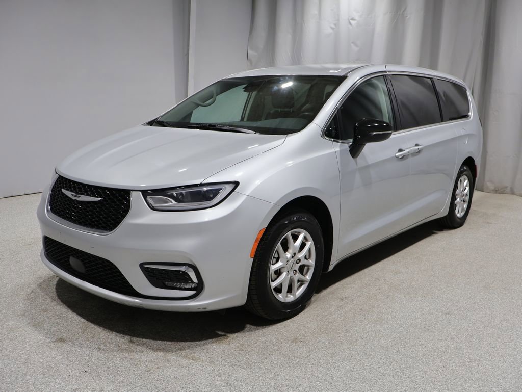 Used 2024 Chrysler Pacifica Touring-L FWD image 5