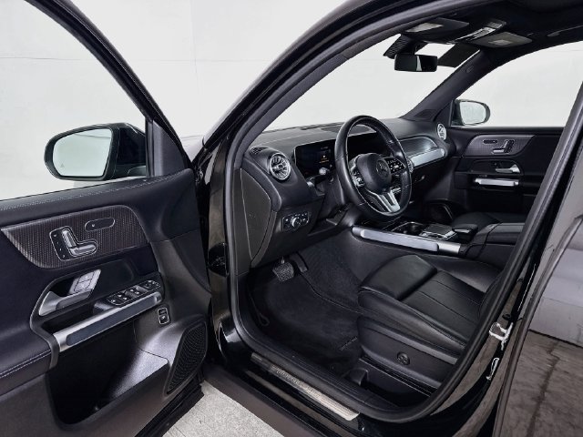 Used 2020 Mercedes-Benz GLB 250 4MATIC image 3