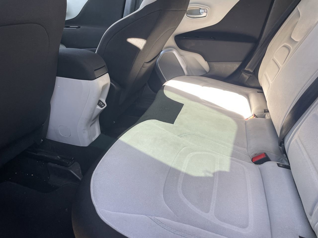 Used 2018 Jeep Renegade Latitude FWD image 11