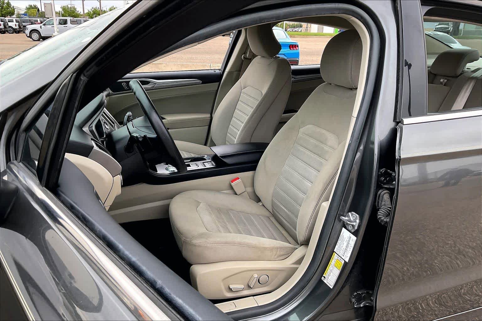 Used 2019 Ford Fusion SE FWD image 8