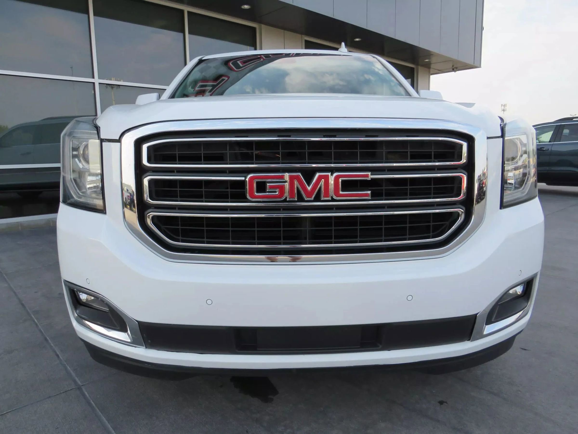 Used 2019 GMC Yukon XL SLT image 2