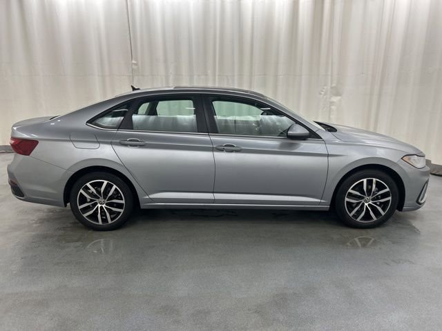 Used 2025 Volkswagen Jetta SE w/ Sunroof Package image 7