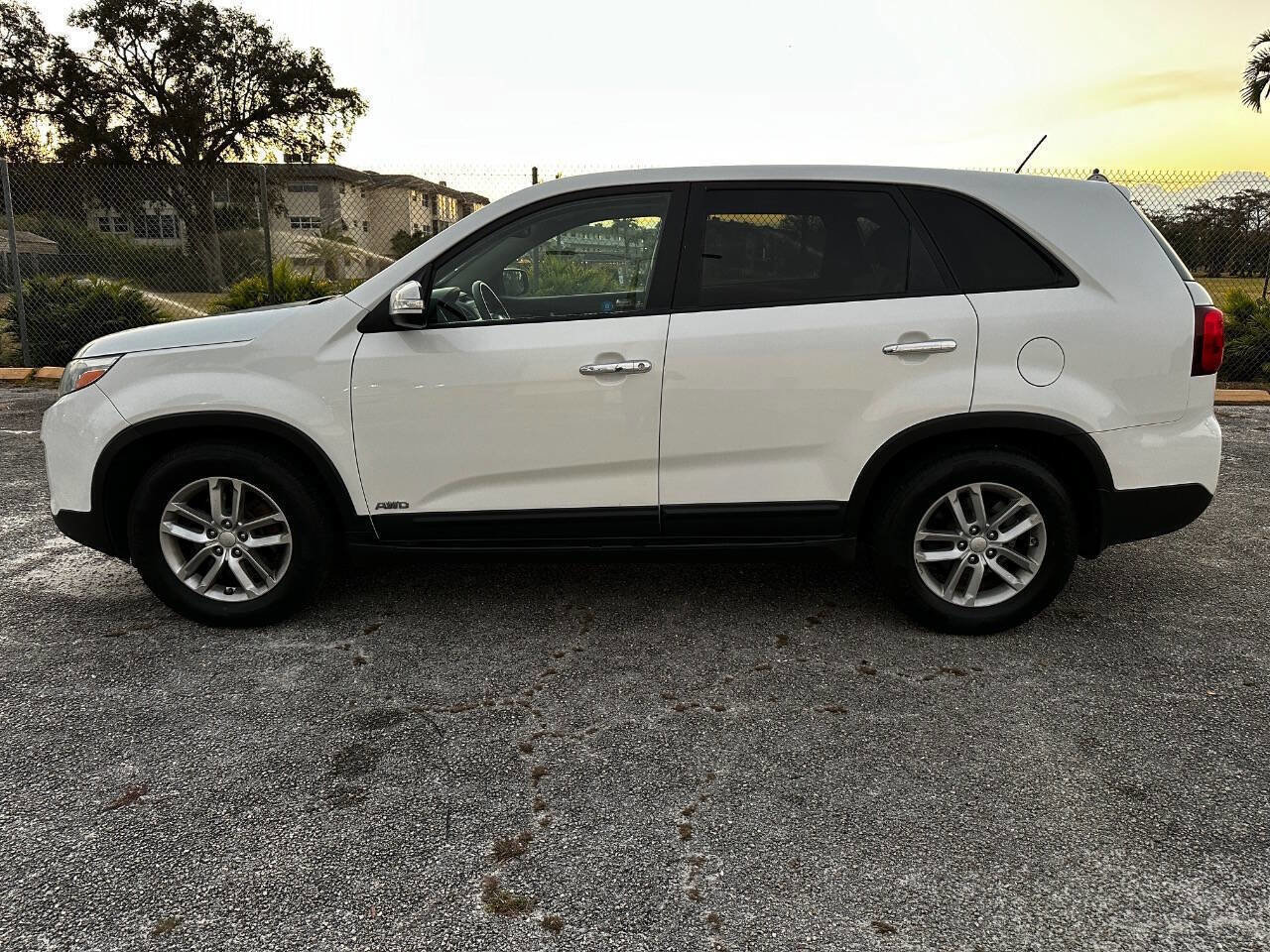 Used 2015 Kia Sorento LX image 2