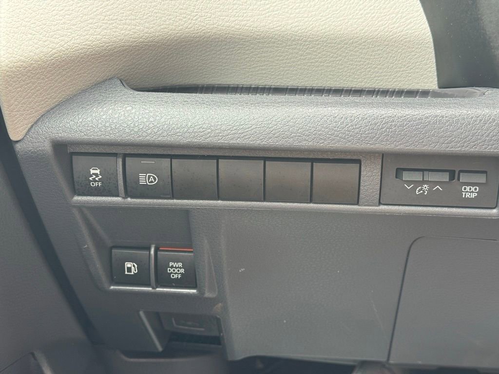 Certified 2023 Toyota Sienna XLE FWD image 29