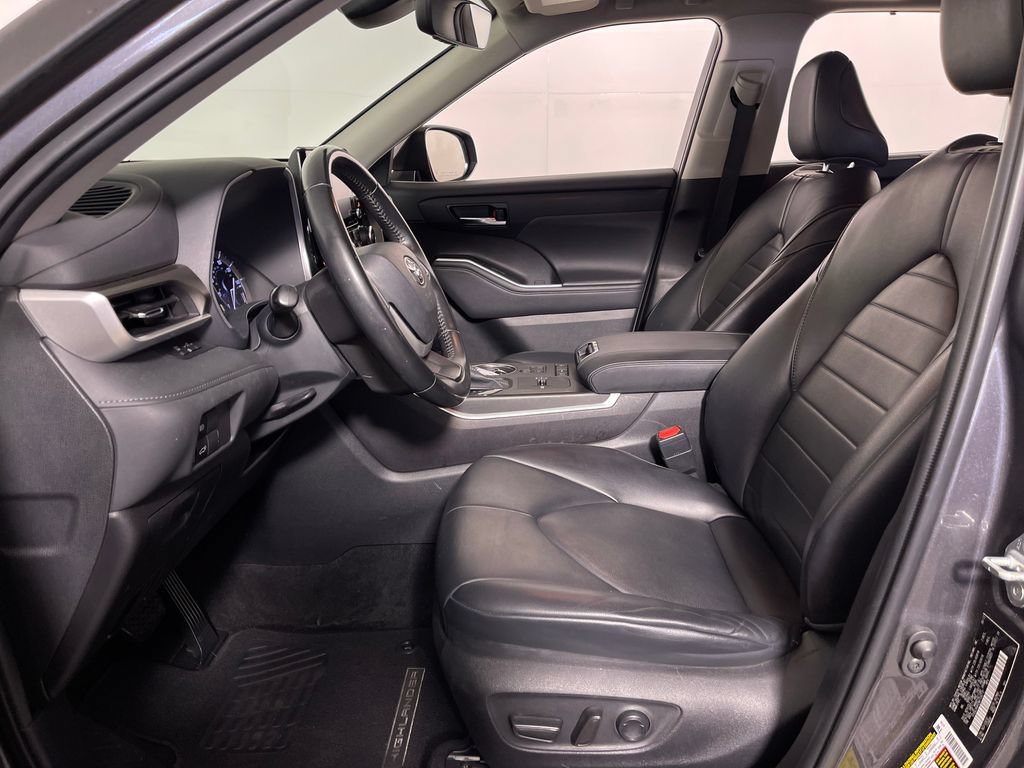 Used 2022 Toyota Highlander XLE FWD image 12