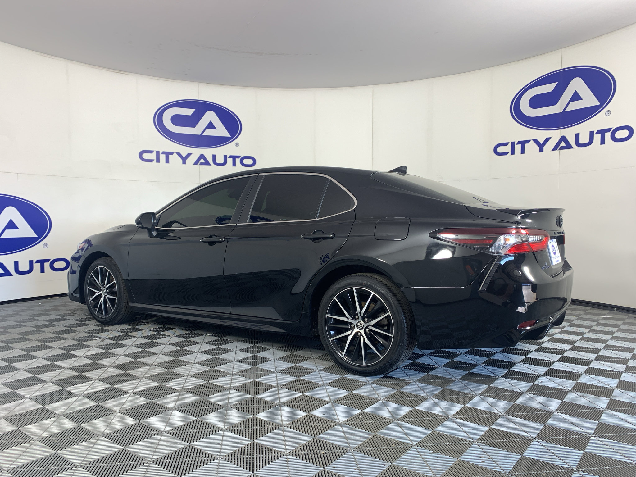 Used 2023 Toyota Camry SE FWD image 5