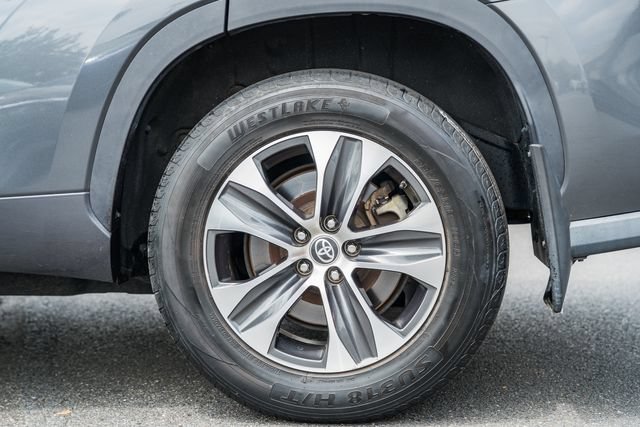 Used 2020 Toyota Highlander XLE AWD/4WD image 17