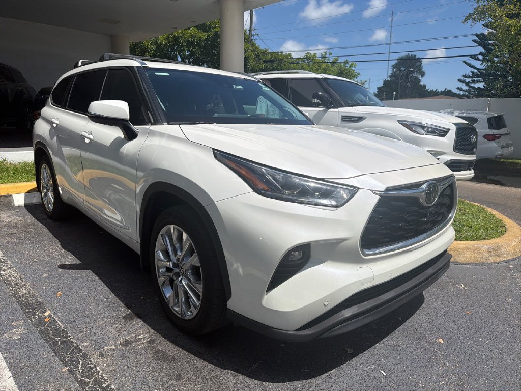 Used 2021 Toyota Highlander Limited FWD image 3