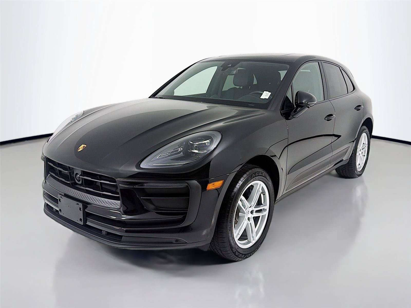 Certified 2023 Porsche Macan AWD/4WD image 1