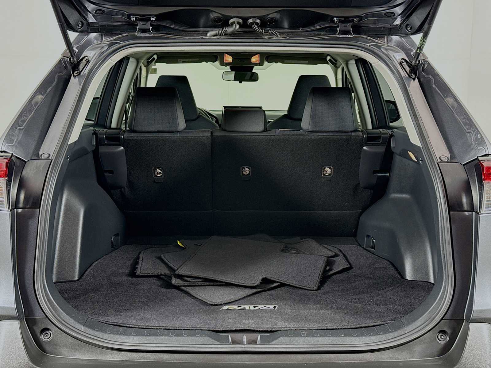 Used 2019 Toyota RAV4 LE w/ Carpet Mat Package image 22