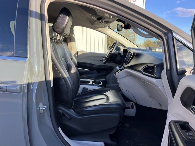 Used 2022 Chrysler Pacifica Touring-L image 37