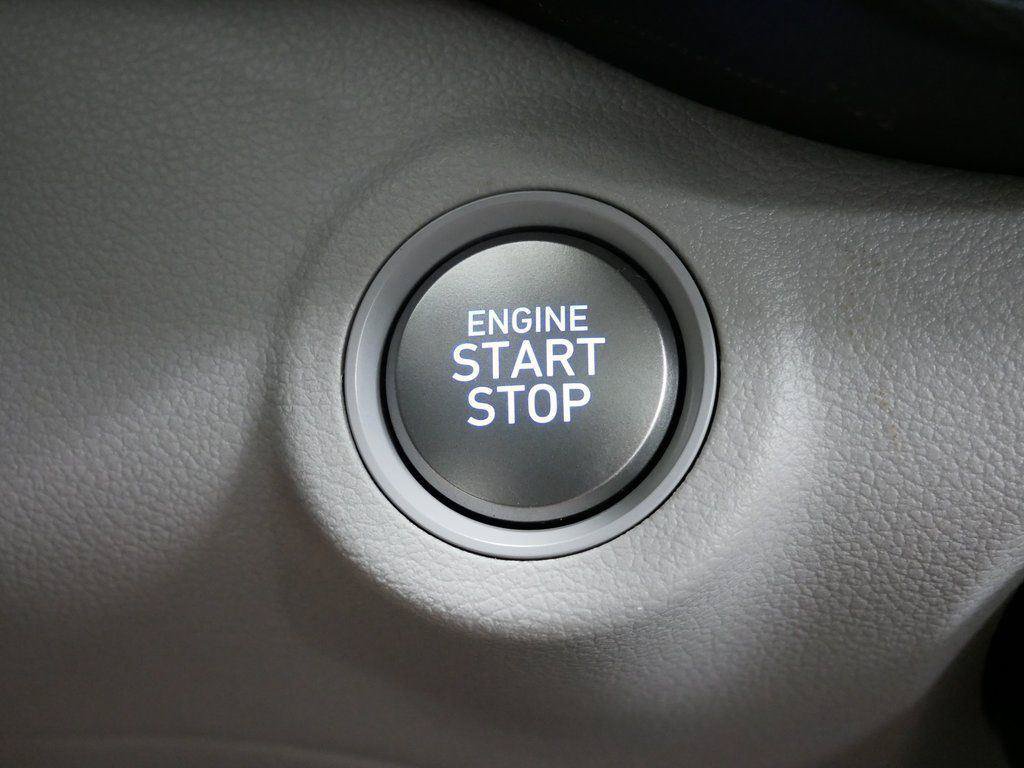Used 2025 Hyundai Venue SEL FWD image 21