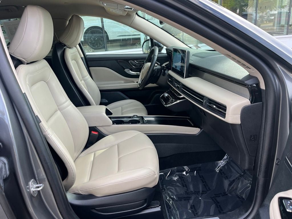 Used 2025 Lincoln Corsair AWD image 22
