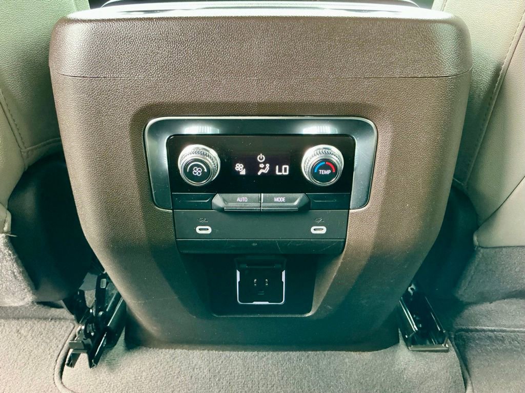 Used 2023 GMC Yukon SLT AWD/4WD image 32