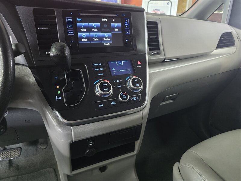 Used 2015 Toyota Sienna LE FWD image 29