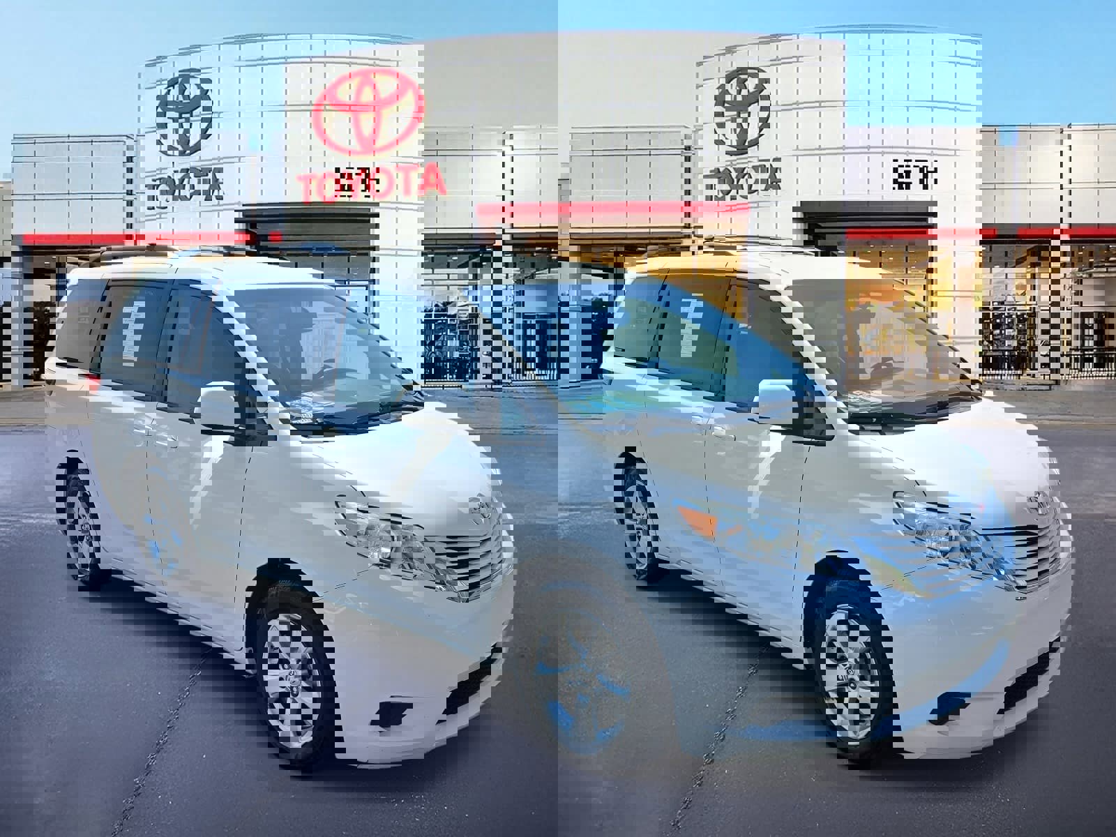 Used 2017 Toyota Sienna LE image 3