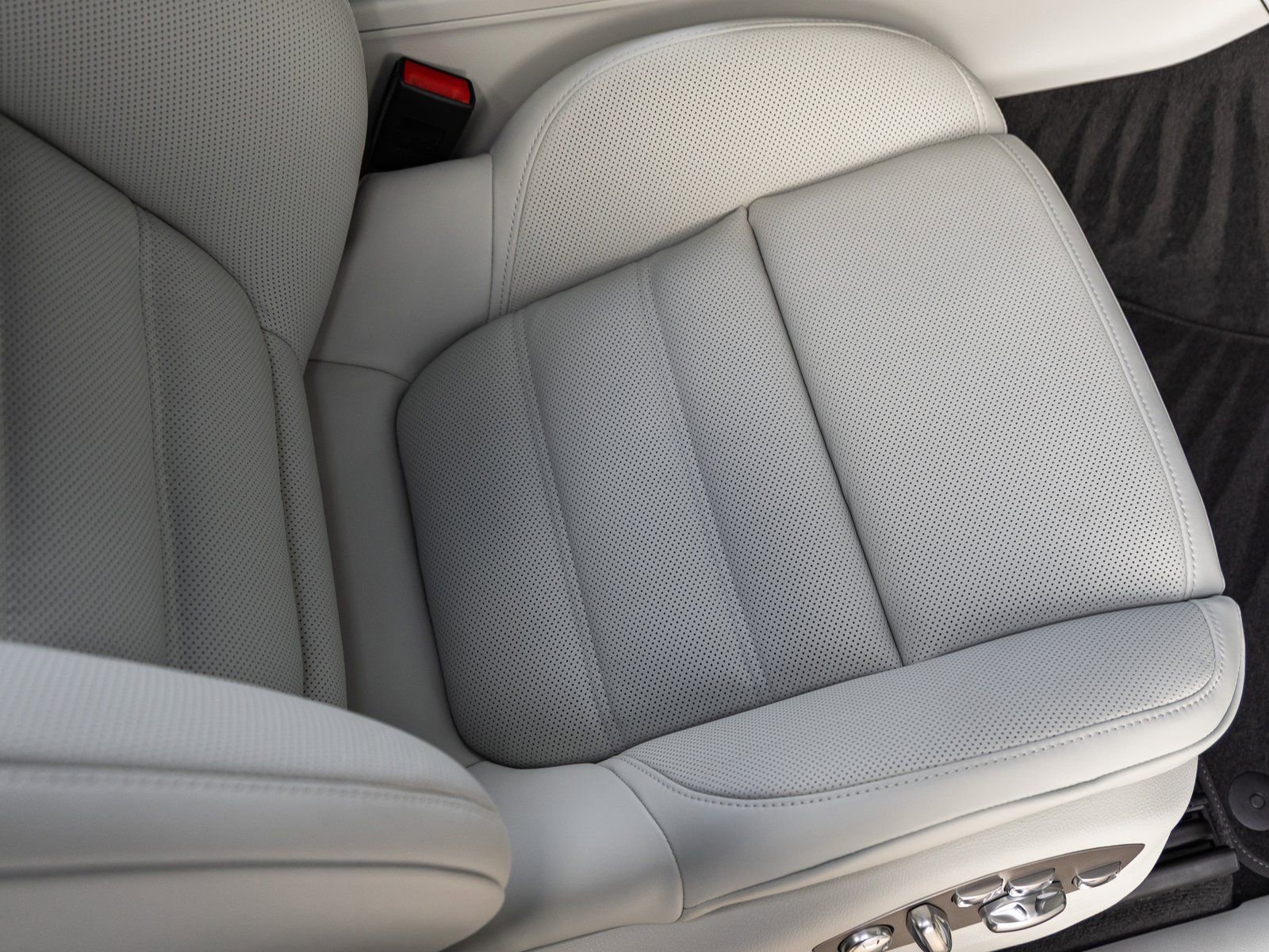 New 2026 Porsche Macan Turbo image 44