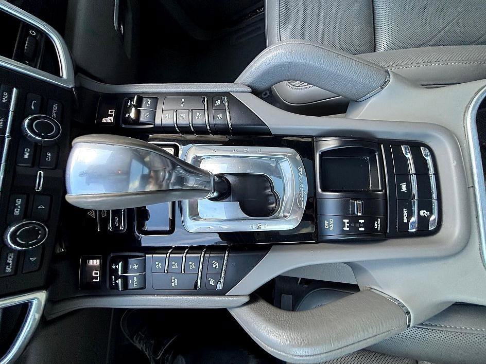 Used 2014 Porsche Cayenne Diesel Platinum Edition image 26