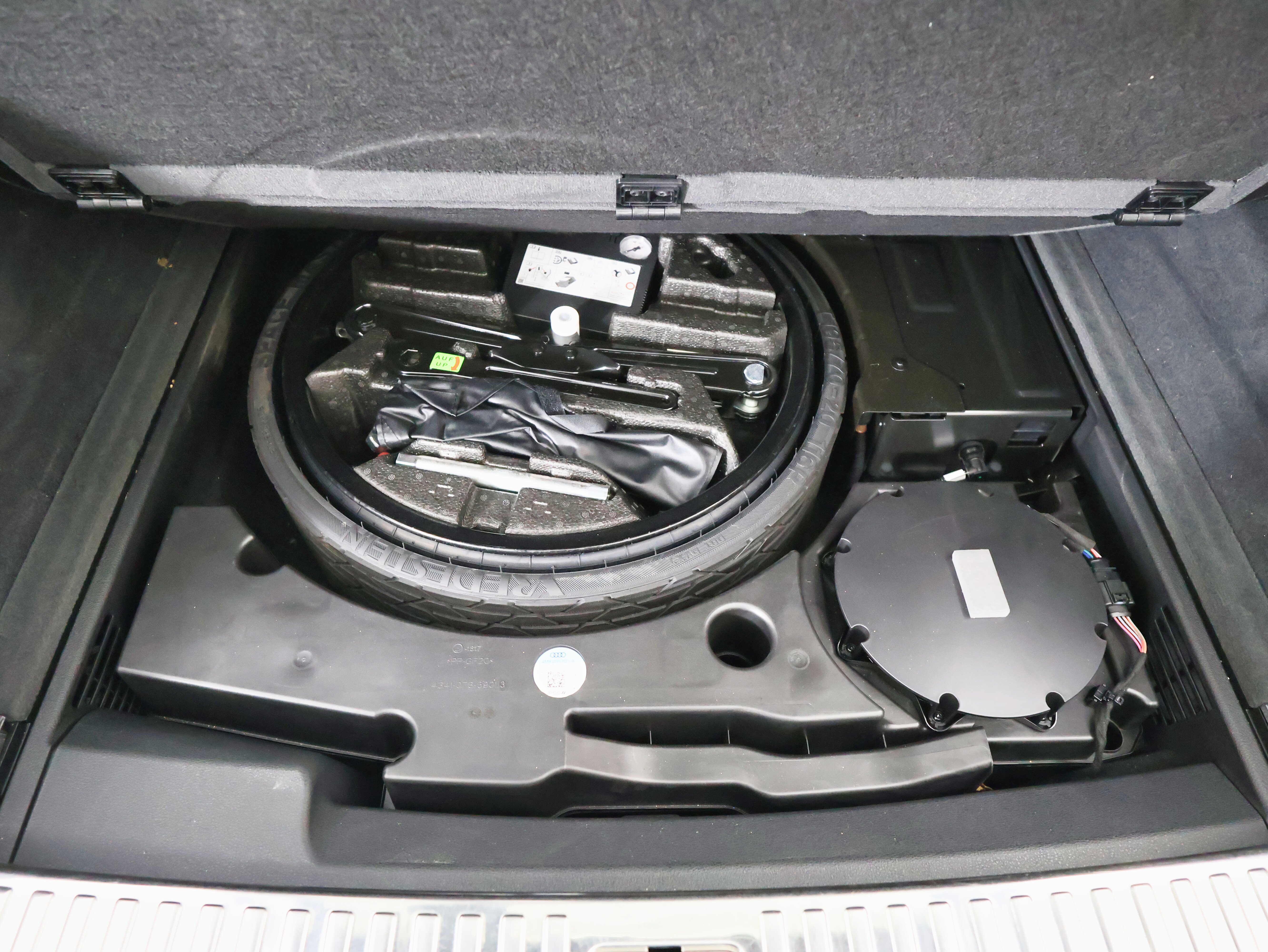 Used 2019 Audi Q8 Premium Plus w/ Premium Plus image 13