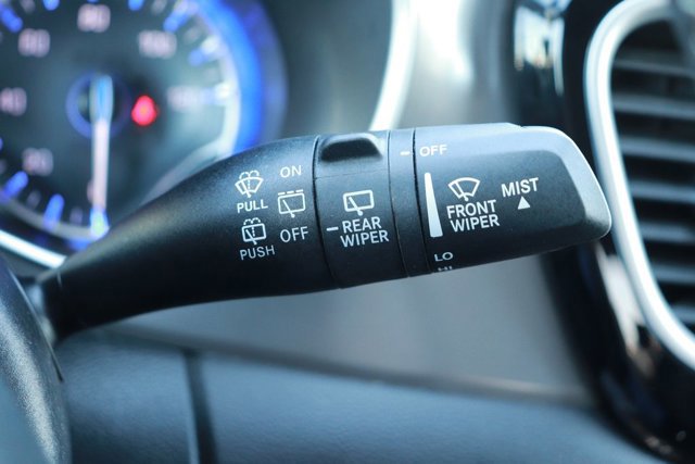 Used 2025 Chrysler Pacifica Select image 24