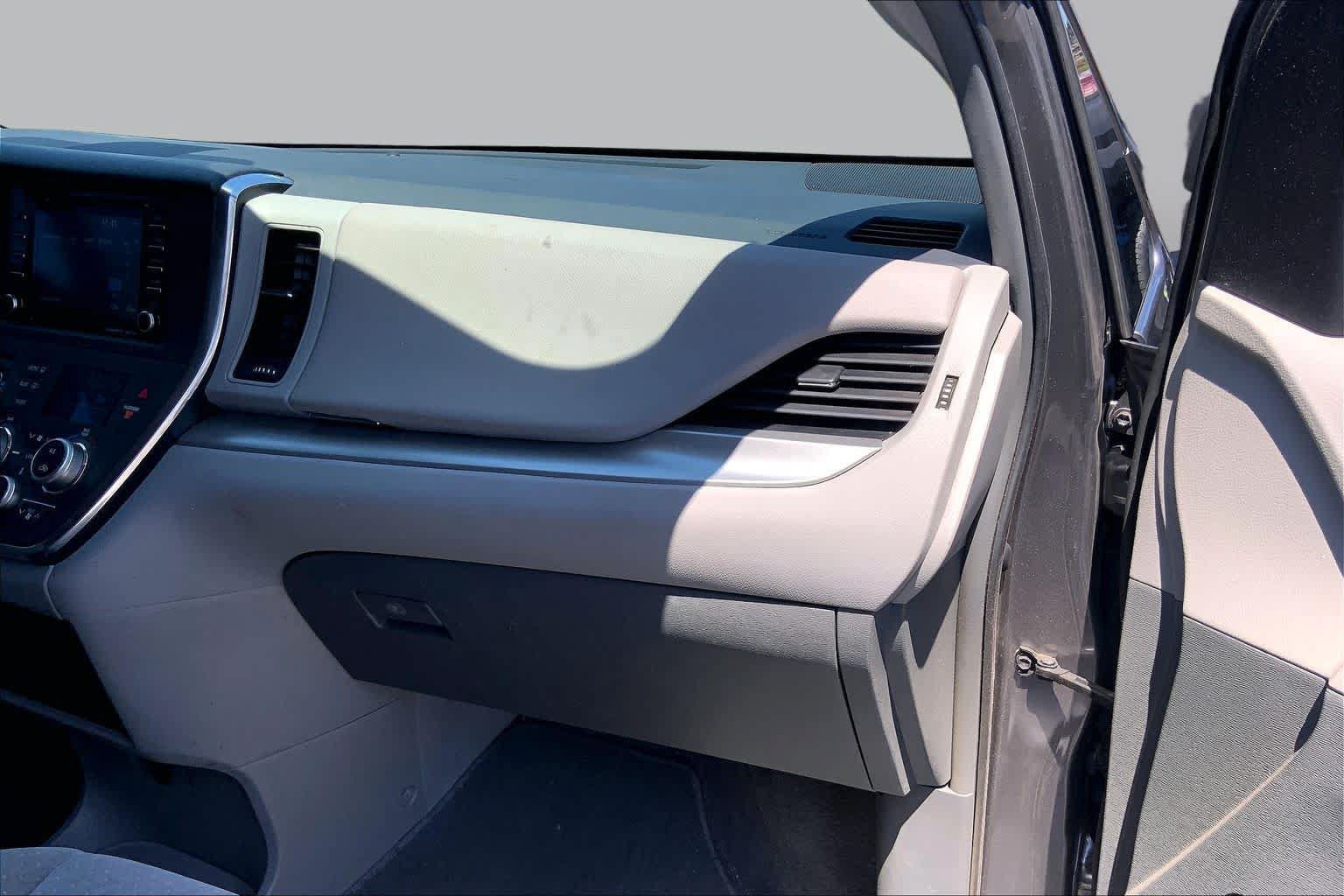 Used 2018 Toyota Sienna LE w/ Carpet Mat Package FWD image 18