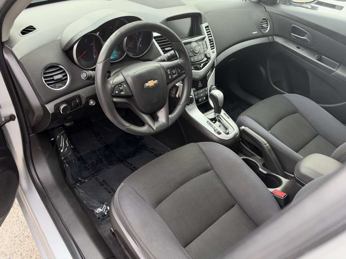 Used 2016 Chevrolet Cruze LT w/ Technology Package FWD image 9