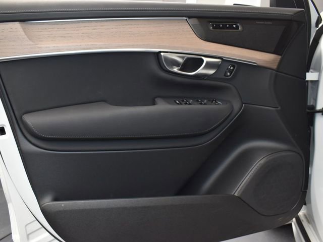Used 2025 Volvo XC90 B5 Plus w/ Protection Package Premier image 17