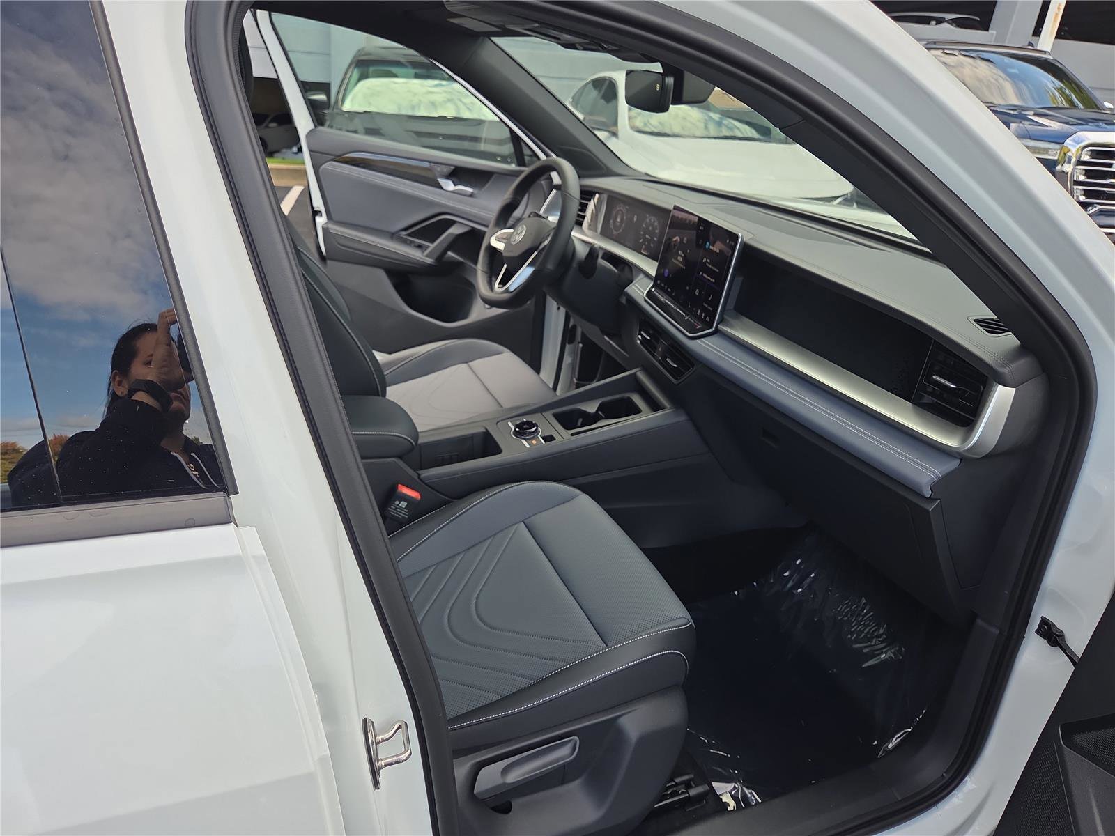 New 2025 Volkswagen Tiguan SE R-Line image 31