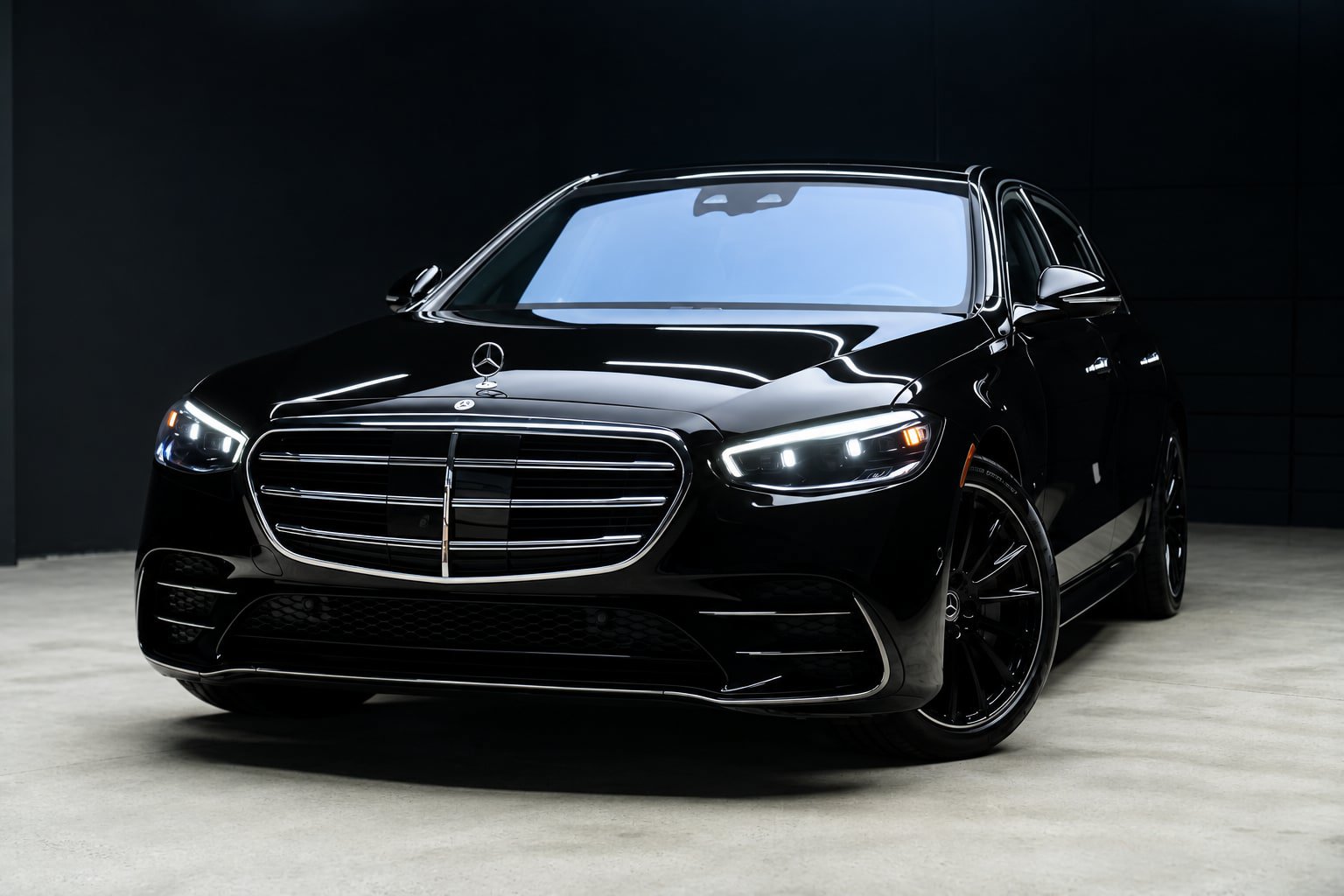 Used 2023 Mercedes-Benz S 500 4MATIC w/ AMG Line image 2