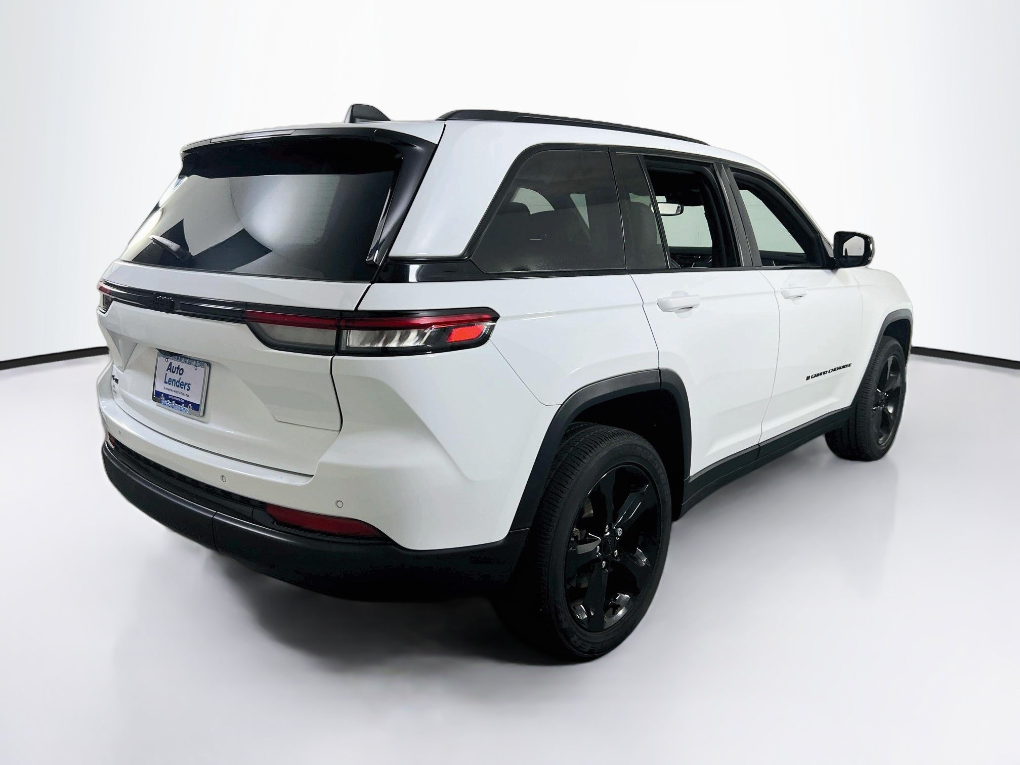 Used 2023 Jeep Grand Cherokee Altitude AWD/4WD image 5