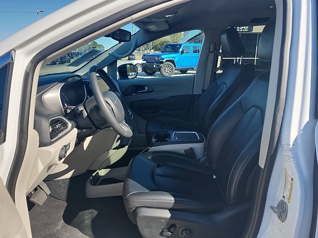 Used 2024 Chrysler Pacifica Touring-L image 21
