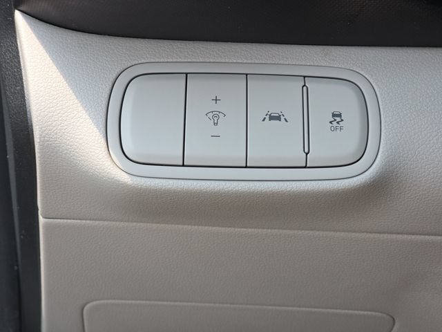 Used 2022 Hyundai Venue SEL FWD image 19