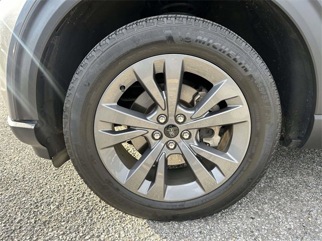 Used 2021 Ford Explorer XLT w/ Equipment Group 202A image 9