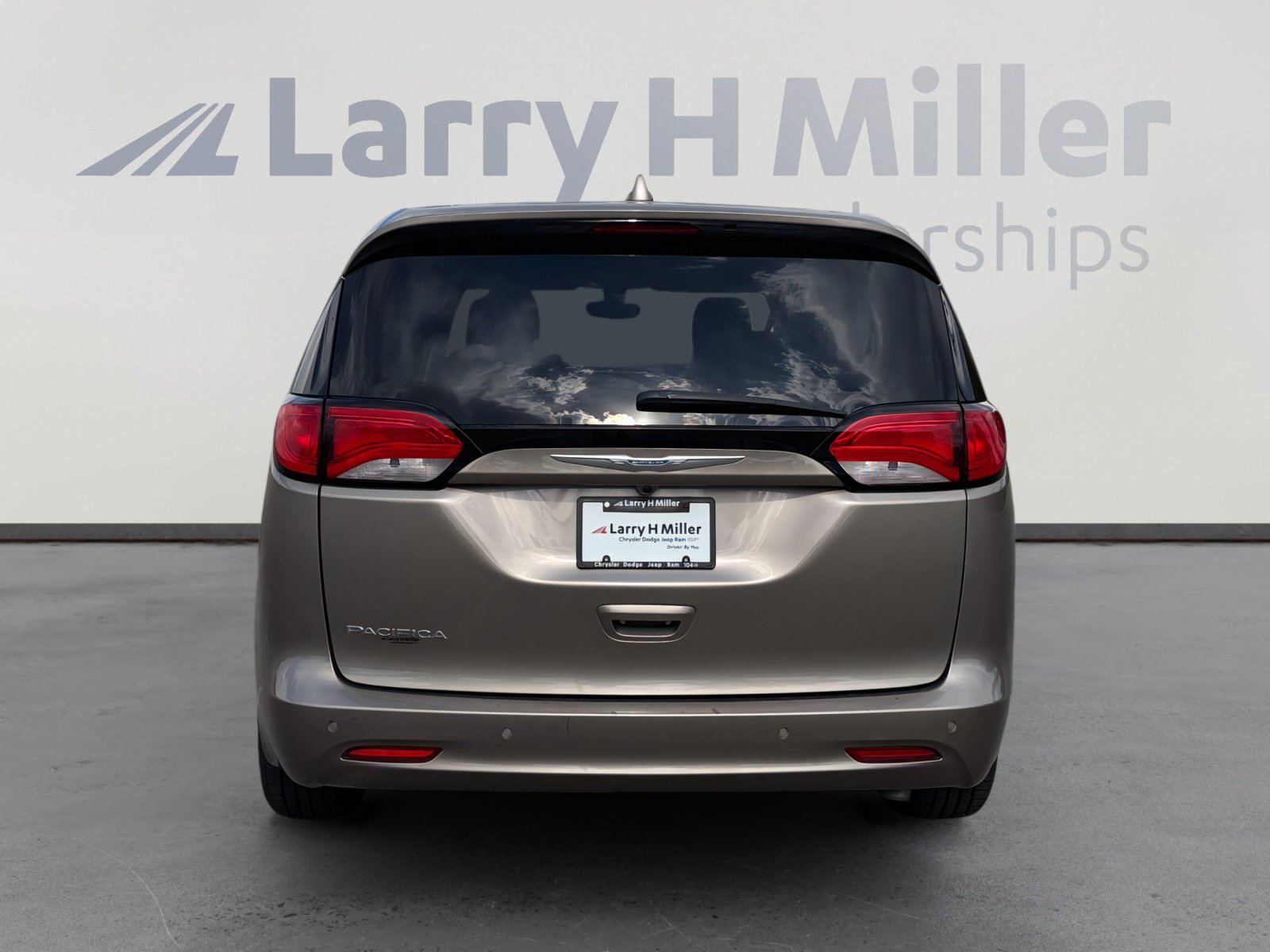 Used 2017 Chrysler Pacifica Touring FWD image 5