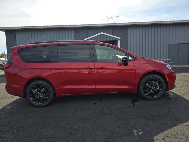 New 2026 Chrysler Pacifica Limited w/ S Appearance Package image 8