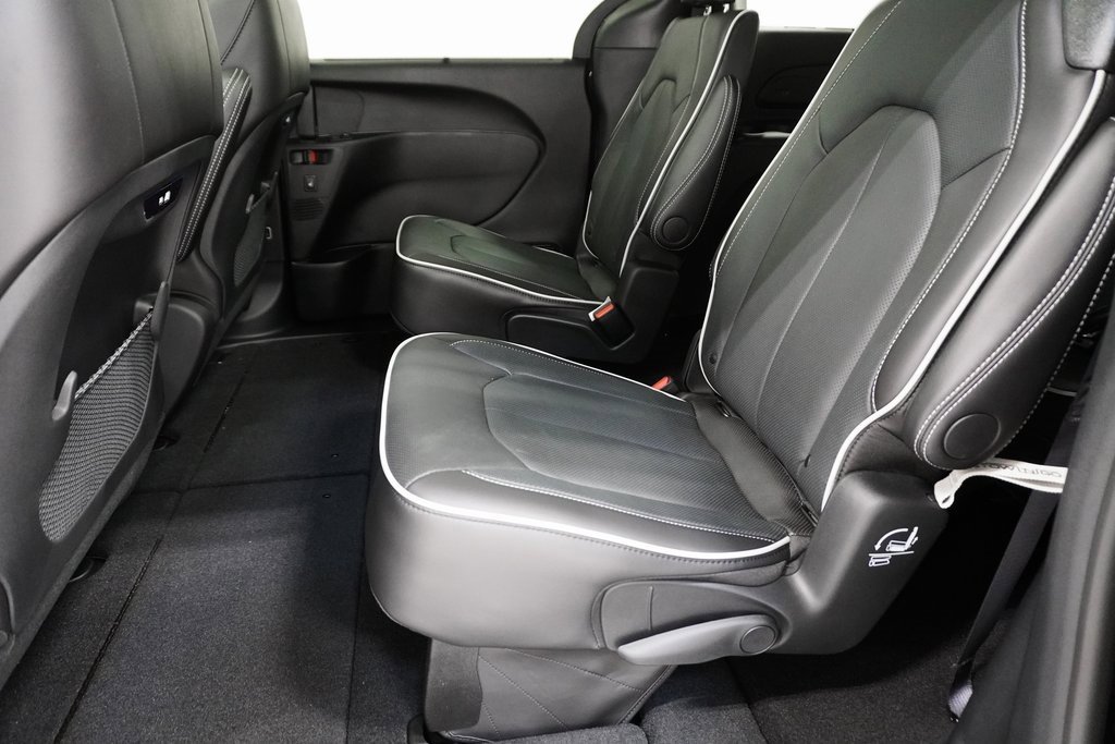 Used 2024 Chrysler Pacifica Limited w/ S Appearance Package image 17